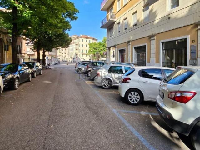 Locale Commerciale in vendita a Centro storico, Brenzone