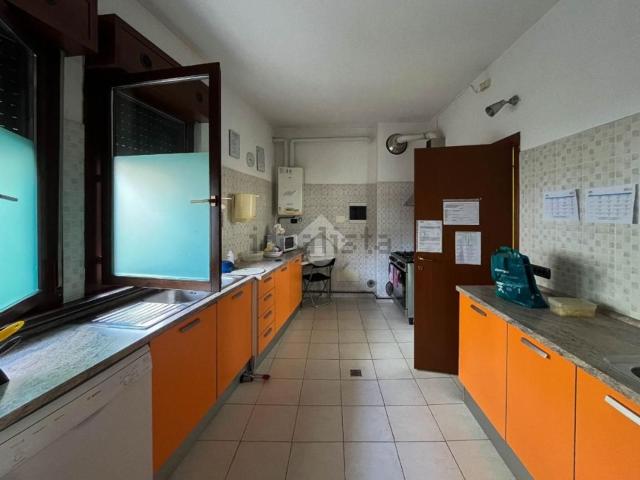 Locale Commerciale in vendita a Cascina Gazzulo, Sulbiate