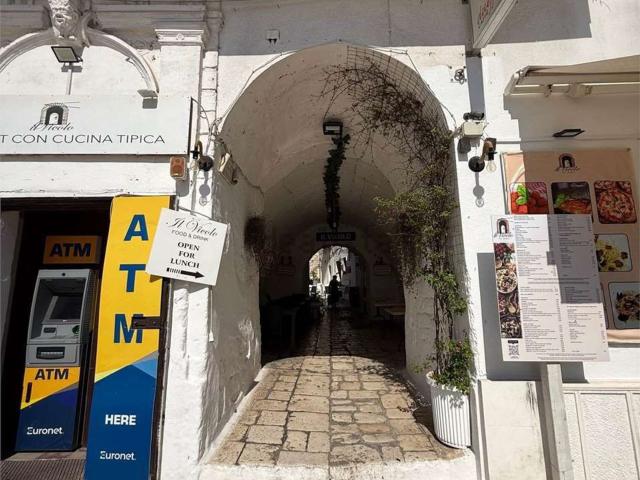 Locale Commerciale in vendita a Puglia, Brindisi