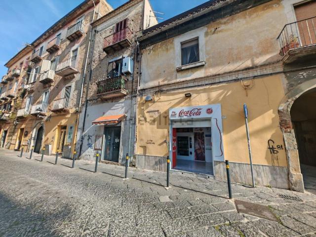 Locale Commerciale in vendita a Centro Storico, Caserta