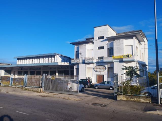 Locale Commerciale in vendita a Villa Raspa, Spoltore