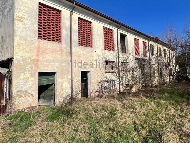 Locale Commerciale in vendita a Villa Inferiore, Suzzara
