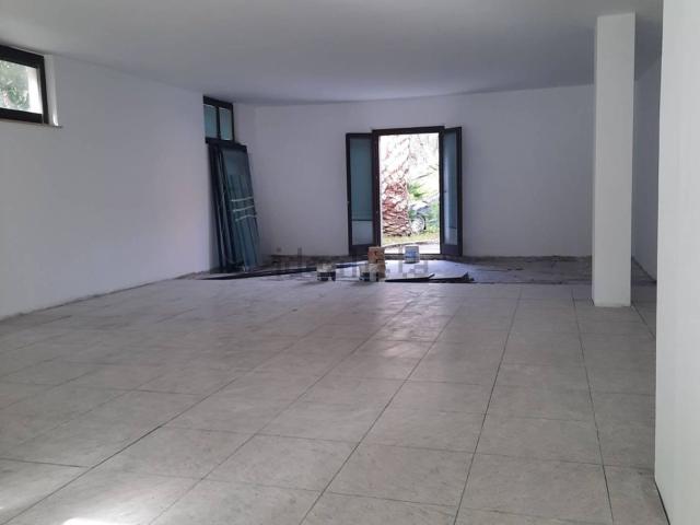 Locale Commerciale in vendita a Marche, Fermo