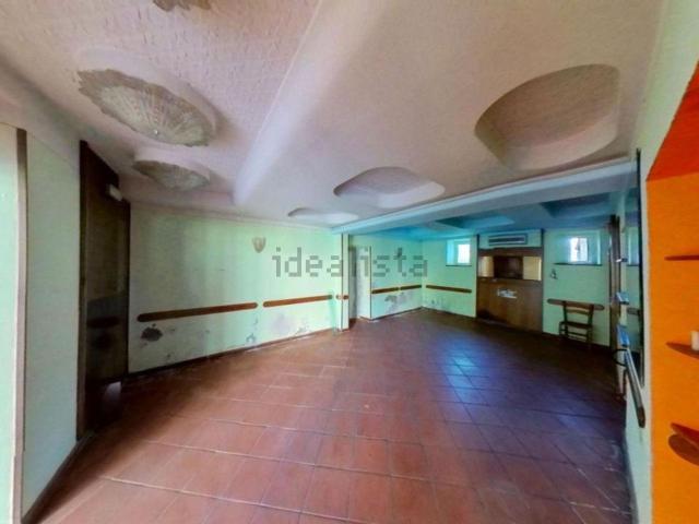 Locale Commerciale in vendita a Bagni Di Lucca Ponte, Lucca