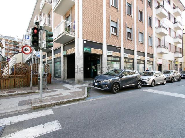 Locale Commerciale in vendita a Borghetto, Monza