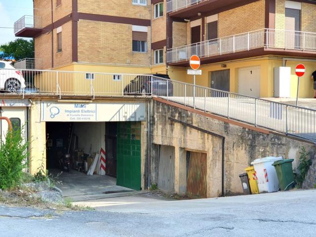 Locale Commerciale in vendita a Marche, Ancona