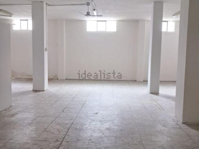 Locale Commerciale in vendita a Adrano, Sicilia