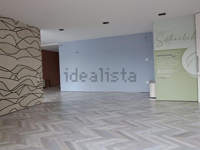 Locale Commerciale in vendita a Piri Piri, Assemini