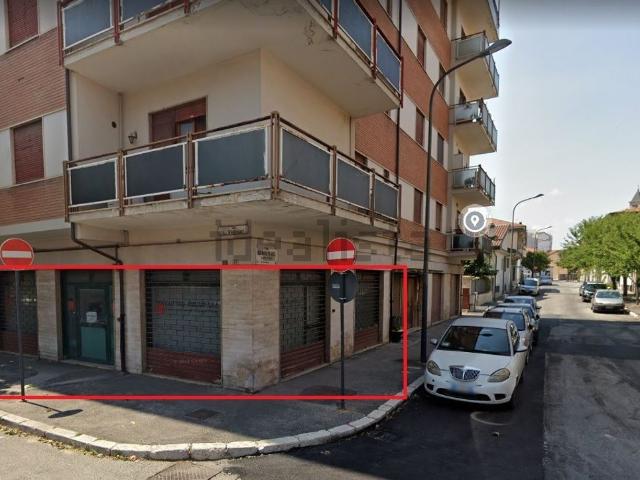 Locale Commerciale in vendita a Avezzano, Abruzzo