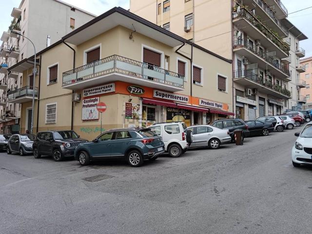 Locale Commerciale in vendita a Città 2000, Calabria