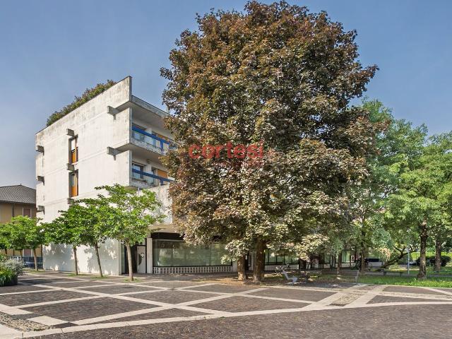 Locale Commerciale in vendita a Gorle, Lombardia