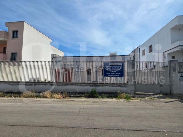 Locale Commerciale in vendita a Puglia, Lecce