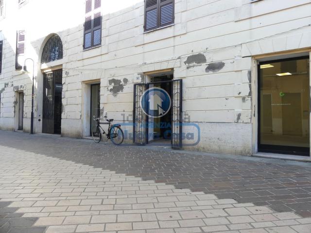 Locale Commerciale in vendita a San Rocco, Ravenna