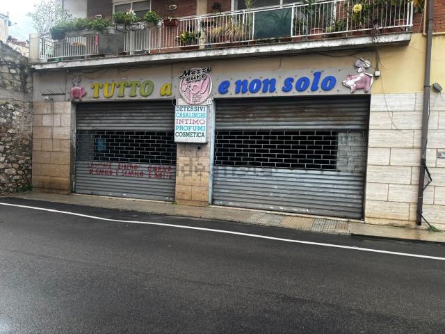 Locale Commerciale in vendita a Terracina, Lazio