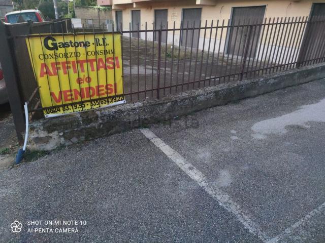 Locale Commerciale in vendita a Montesarchio, Campania