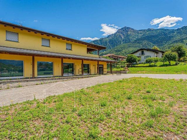 Locale Commerciale in vendita a Laghetto, Colico