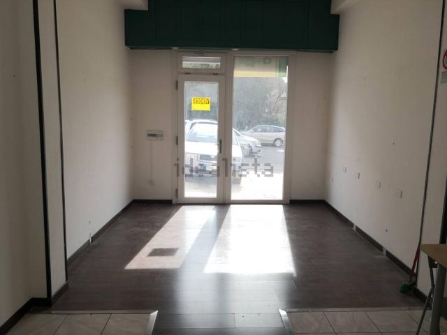 Locale Commerciale in vendita a Montirozzo, Marche