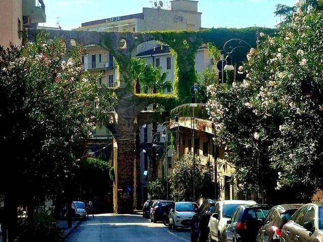 Locale Commerciale in vendita a Salerno, Campania