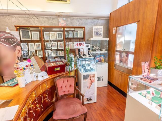 Locale Commerciale in vendita a Roiano-Gretta-Barcola-Cologna-Scorcola, Villa Opicina