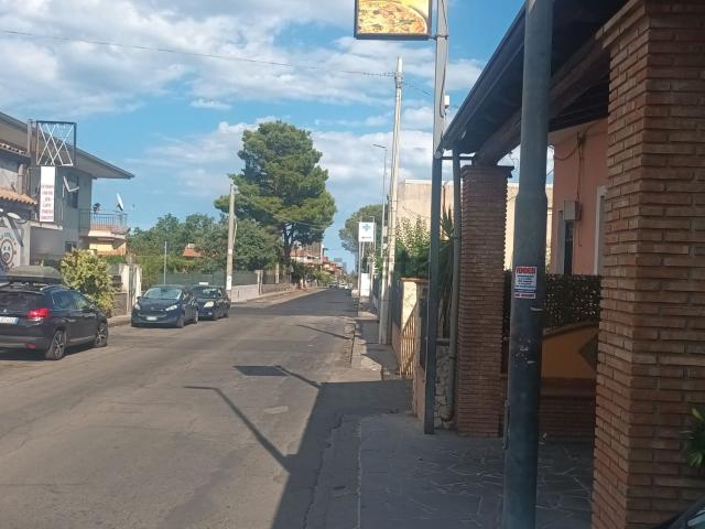 Locale Commerciale in vendita a Aci Sant'antonio, Sicilia