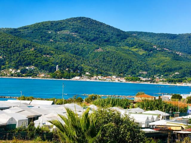 Locale Commerciale in vendita a Marina di Massa, Marina Di Massa