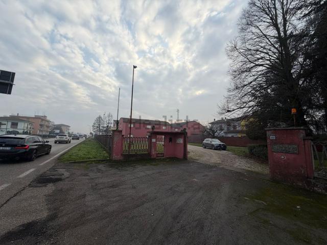 Locale Commerciale in vendita a Cerea, Veneto