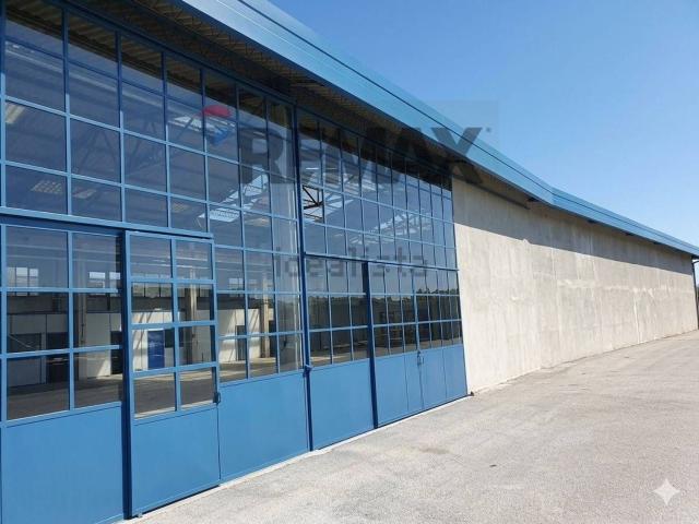 Locale Commerciale in vendita a Cese dei Marsi, Avezzano