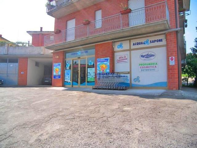 Locale Commerciale in vendita a Torrita, Toscana