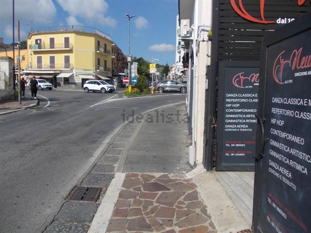 Locale Commerciale in vendita a La Schiana, Pozzuoli
