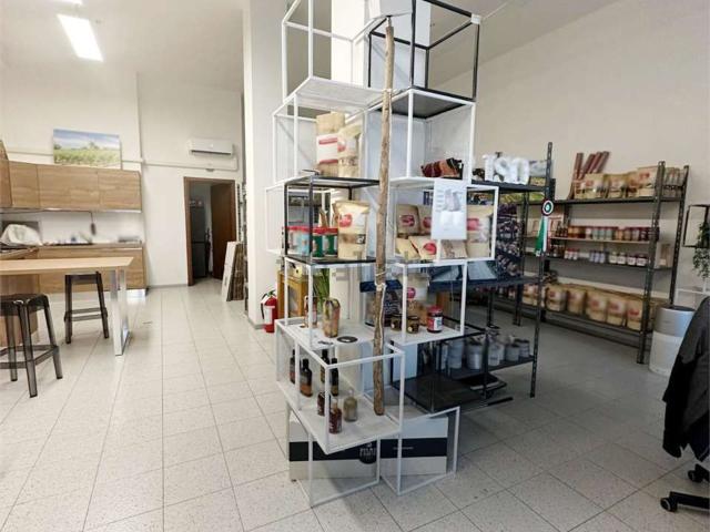 Locale Commerciale in vendita a Ovest, Brenzone