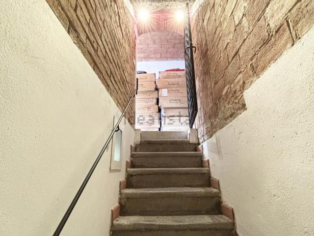 Locale Commerciale in vendita a Legnaia, Firenze