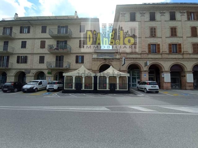 Locale Commerciale in vendita a San Barnaba, Marche