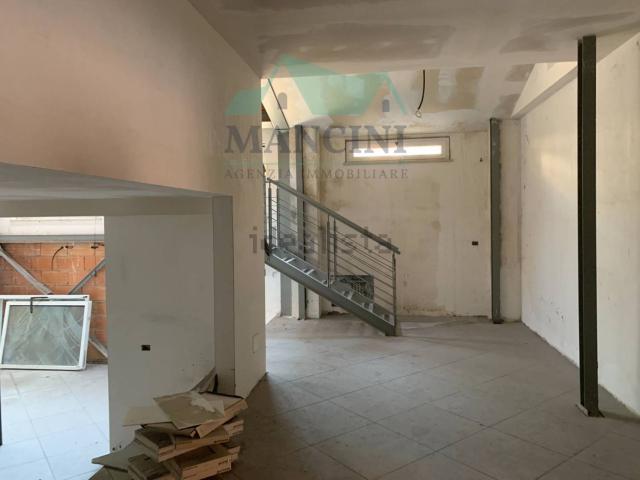 Locale Commerciale in vendita a Marche, Ancona