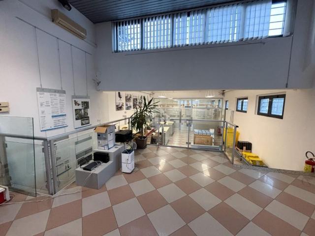 Locale Commerciale in vendita a Pescarenico, Lecco