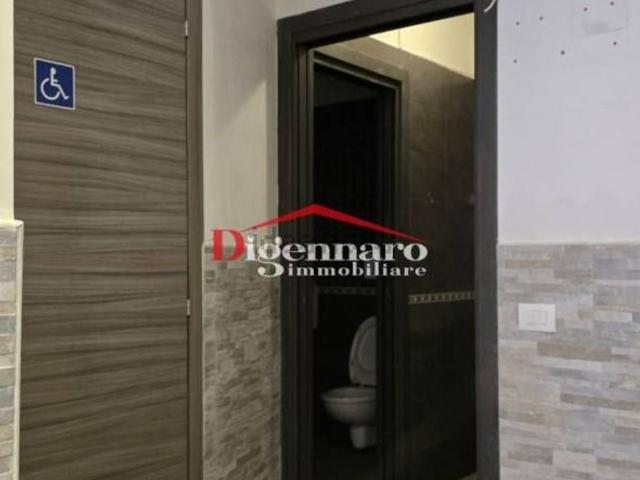 Locale Commerciale in vendita a Puglia, Bari