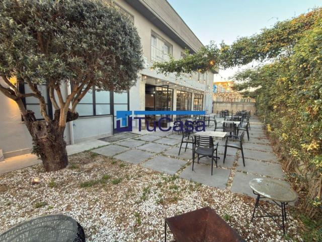 Locale Commerciale in vendita a Parete, Campania