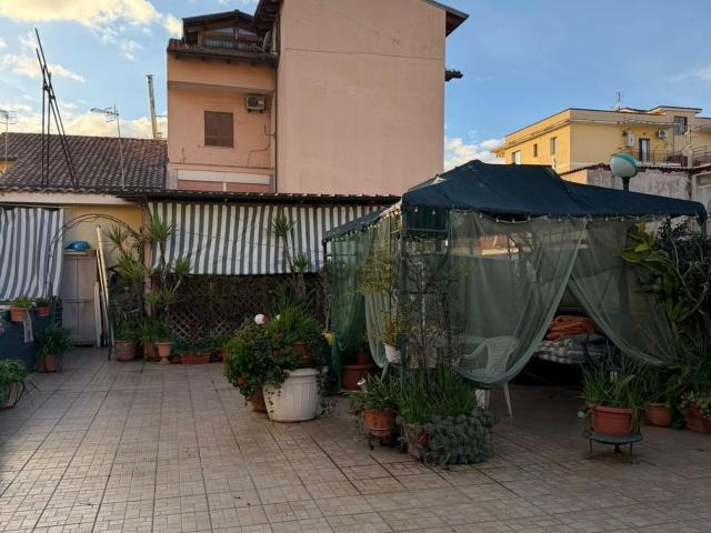Locale Commerciale in vendita a Quarto, Campania