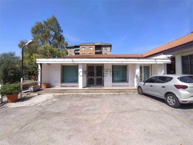 Locale Commerciale in vendita a Frosinone, Lazio