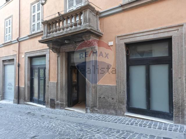 Locale Commerciale in vendita a Viterbo, Lazio
