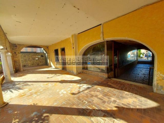 Locale Commerciale in vendita a Monte Tapino, Moniga Del Garda