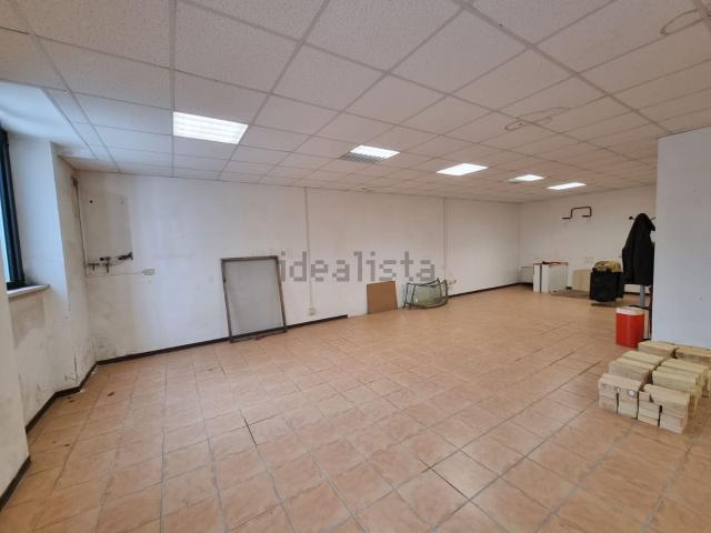Locale Commerciale in vendita a Marche, Macerata