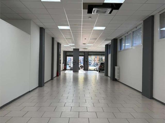 Locale Commerciale in vendita a Centro Storico, Modena