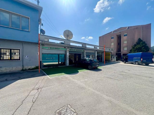 Locale Commerciale in vendita a Borgo, Marche