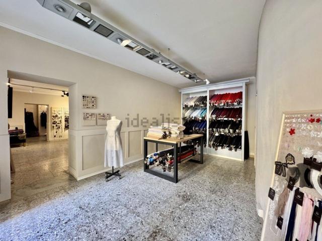 Locale Commerciale in vendita a Collecchio, Uzzano E Castello
