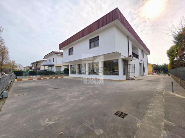 Locale Commerciale in vendita a Borgo Virgilio, Cerese