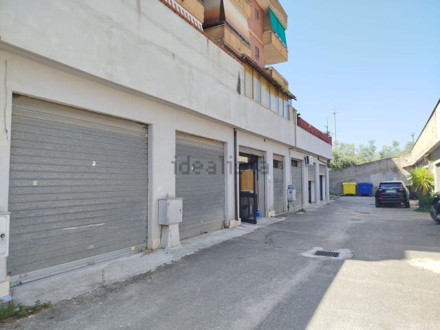 Locale Commerciale in vendita a Cisterna Di Latina, Lazio