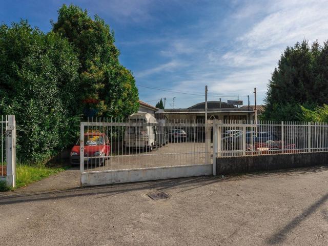 Locale Commerciale in vendita a Samarate, Lombardia
