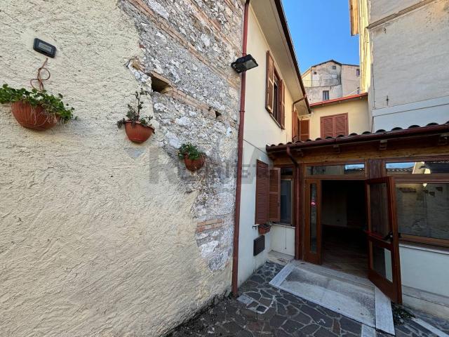 Locale Commerciale in vendita a Scurcola Marsicana, Abruzzo
