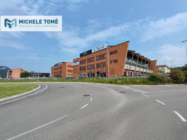 Locale Commerciale in vendita a Affi, Veneto