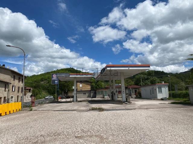 Locale Commerciale in vendita a Stazione di Camporeggiano, Gubbio